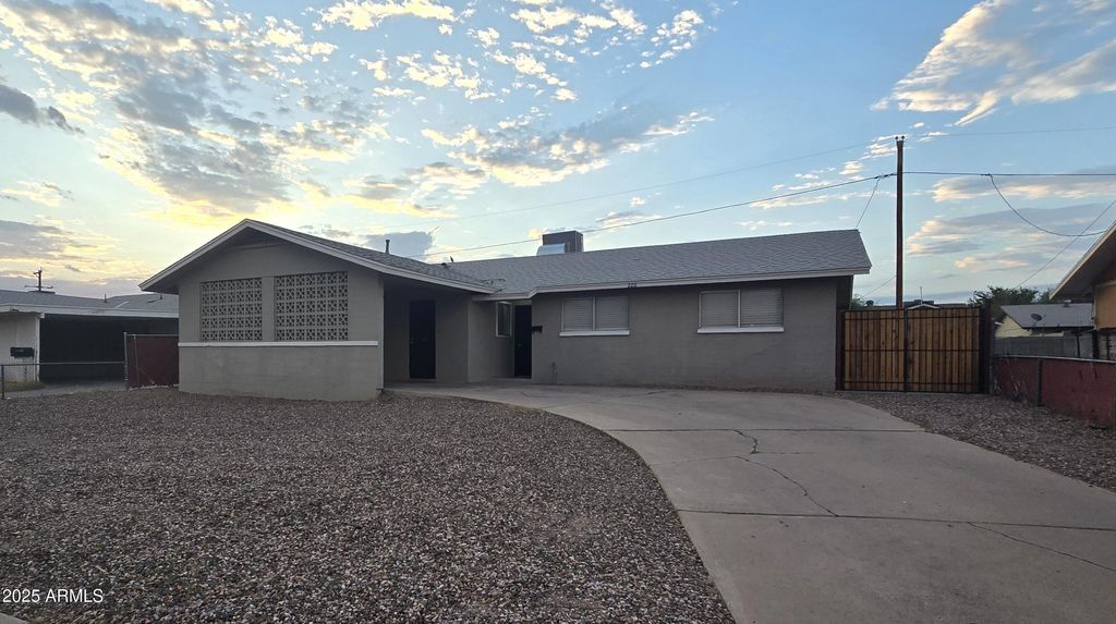 2211 W PECAN Road, Phoenix, AZ 85041
