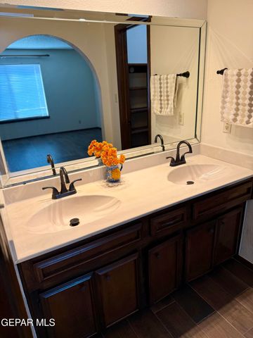 7121 GRAN VIDA Drive, El Paso, TX 79912