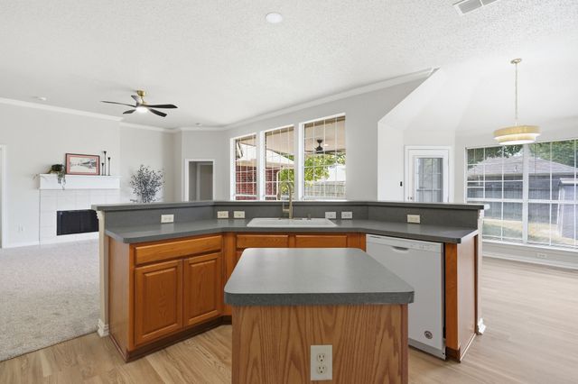 1121 SW Hillside Drive, Burleson, TX 76028
