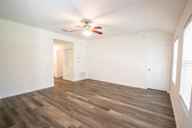 200 QUAIL CIR, Hutto, TX 78634