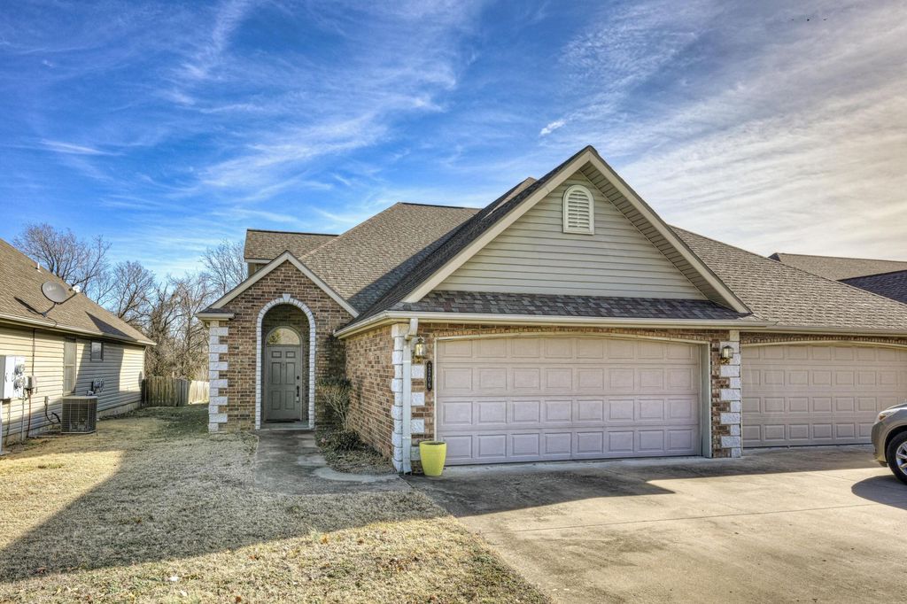 2206 Benjamin Drive, Carthage, MO 64836