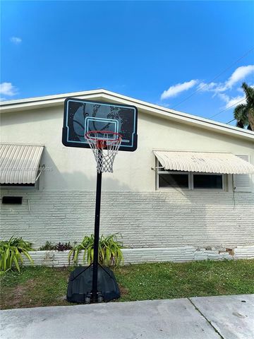 224 SW 10th St 1, Hallandale Beach, FL 33009