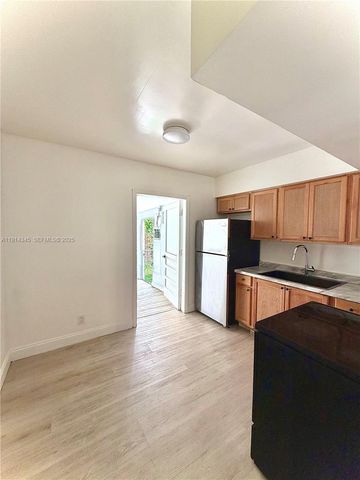 224 SW 10th St 1, Hallandale Beach, FL 33009