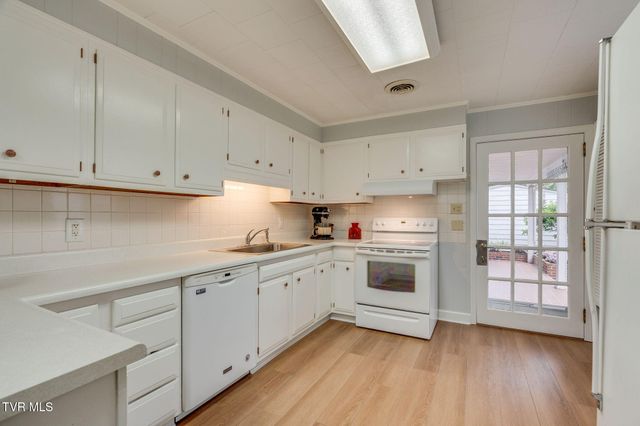 706 East Holston Avenue, Johnson City, TN 37601