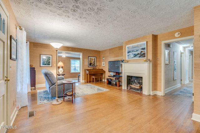 706 East Holston Avenue, Johnson City, TN 37601
