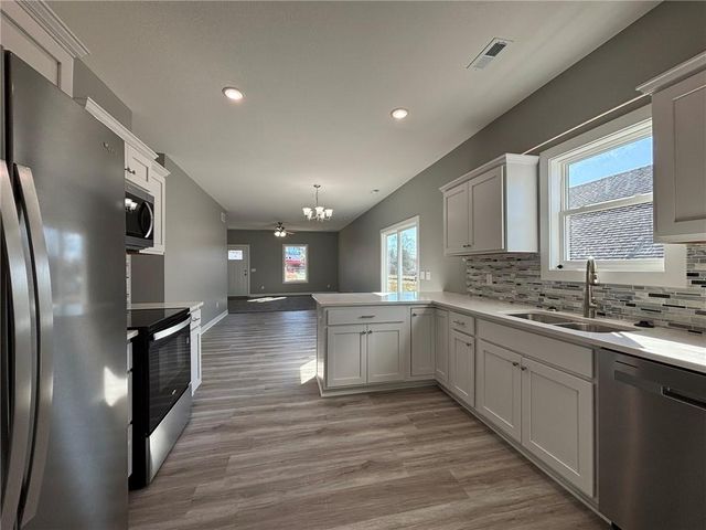 4803 S Creek Woods Drive, St Joseph, MO 64507