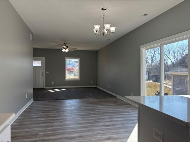 4803 S Creek Woods Drive, St Joseph, MO 64507