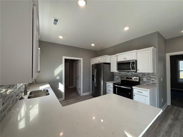 4803 S Creek Woods Drive, St Joseph, MO 64507