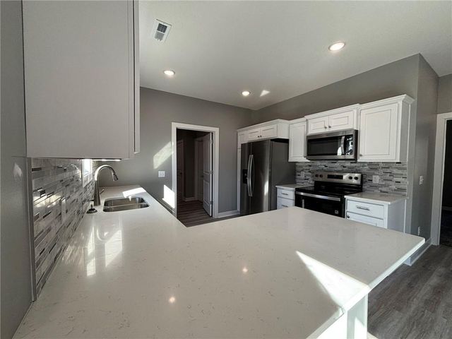 4803 S Creek Woods Drive, St Joseph, MO 64507