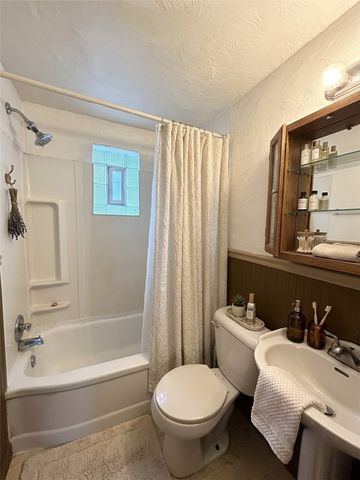 121 Glencoe Drive, West Mifflin, PA 15122