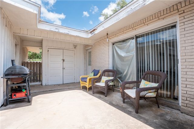1333 Casa Verde Dr, Corpus Christi, TX 78411