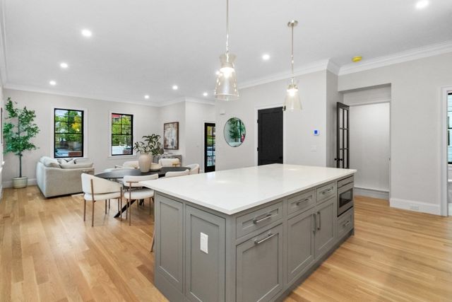 10 Central Ave 10, Newton, MA 02460