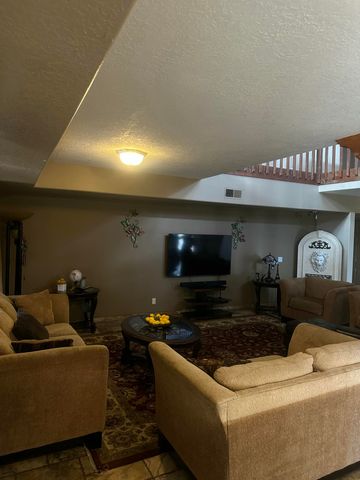907 Foothill Drive SW, Albuquerque, NM 87105
