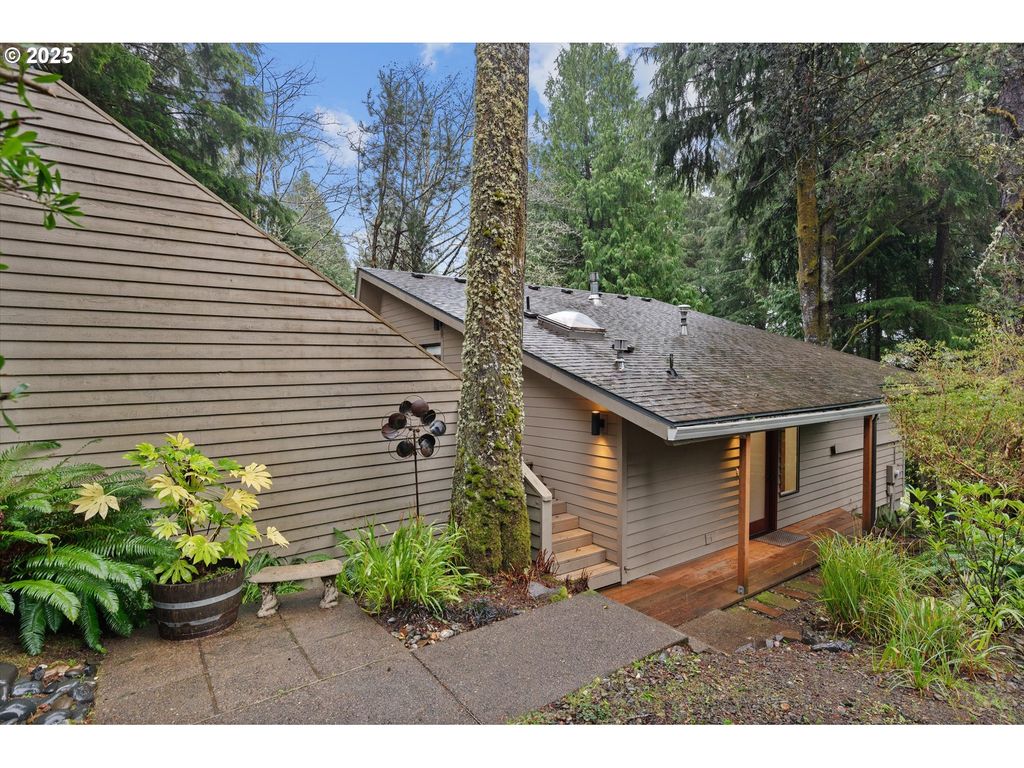 563 FAIRWAY Dr, Gleneden Beach, OR 97388