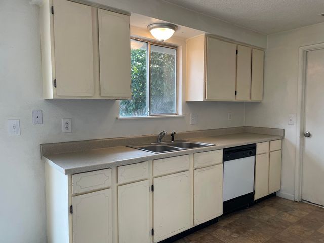 735 Kenyon Street, Medford, OR 97501