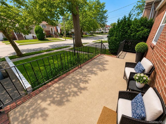 325 W Valley Stream Boulevard, Valley Stream, NY 11580
