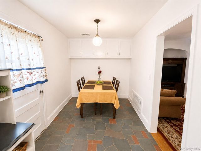 325 W Valley Stream Boulevard, Valley Stream, NY 11580