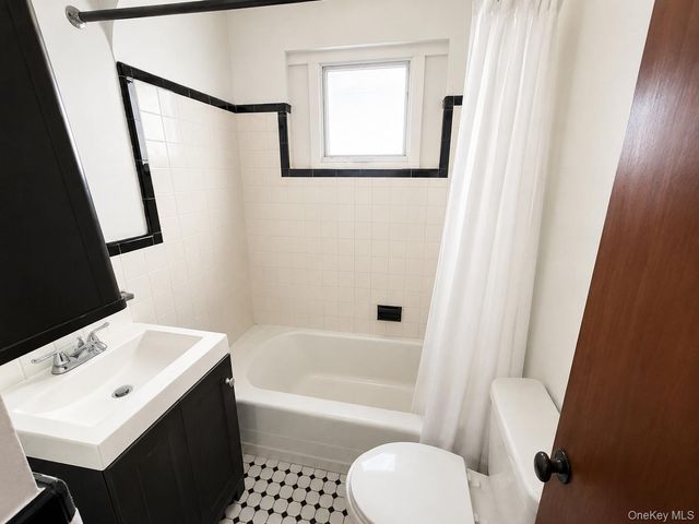 325 W Valley Stream Boulevard, Valley Stream, NY 11580