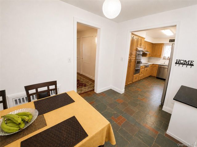 325 W Valley Stream Boulevard, Valley Stream, NY 11580