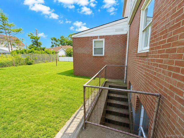 325 W Valley Stream Boulevard, Valley Stream, NY 11580
