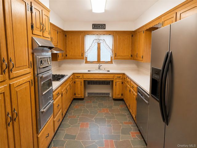 325 W Valley Stream Boulevard, Valley Stream, NY 11580