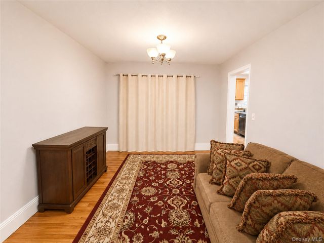 325 W Valley Stream Boulevard, Valley Stream, NY 11580