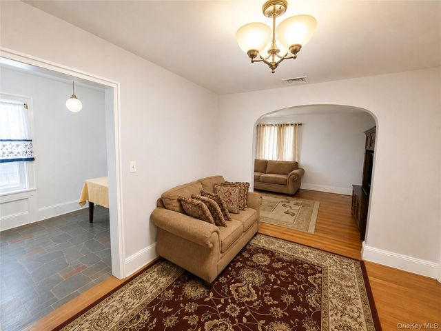 325 W Valley Stream Boulevard, Valley Stream, NY 11580