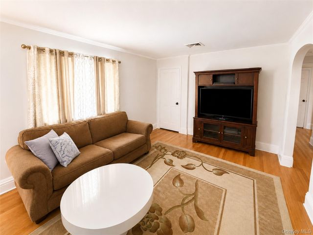 325 W Valley Stream Boulevard, Valley Stream, NY 11580
