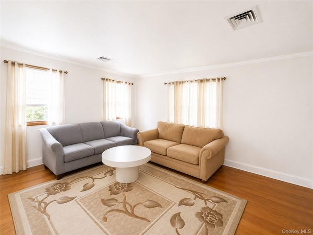 325 W Valley Stream Boulevard, Valley Stream, NY 11580