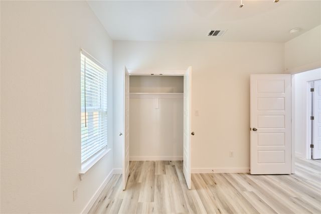 1405 E Maddox Avenue, Fort Worth, TX 76104