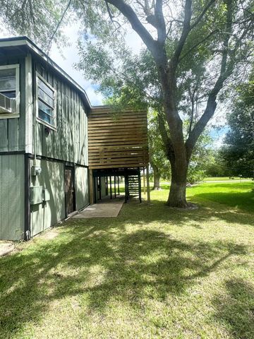 788 Riverside Drive, Palacios, TX 77465