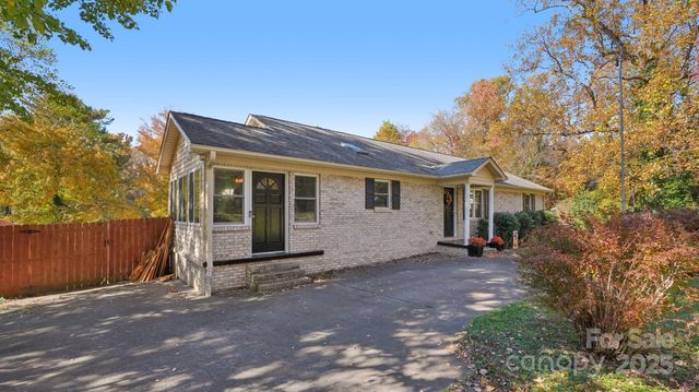 1608 Sharon Road, Winston Salem, NC 27103