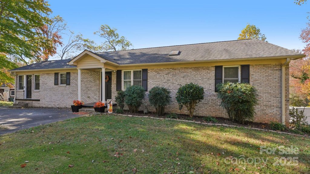 1608 Sharon Road, Winston Salem, NC 27103