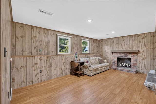 201 Swift Rd, Northbridge, MA 01588