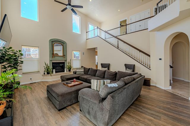 2304 La Vista Court NW, Albuquerque, NM 87120