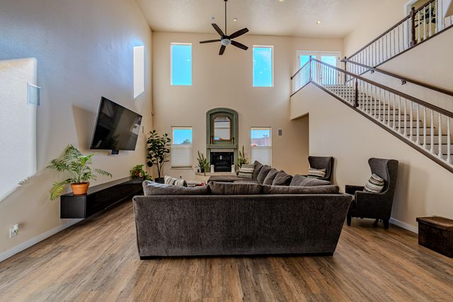 2304 La Vista Court NW, Albuquerque, NM 87120