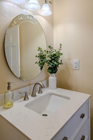 2304 La Vista Court NW, Albuquerque, NM 87120