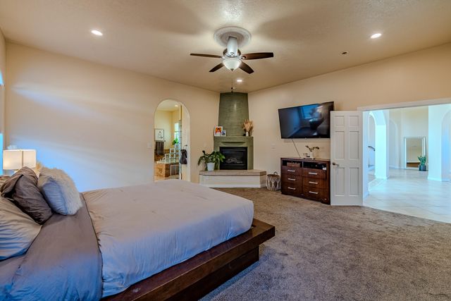 2304 La Vista Court NW, Albuquerque, NM 87120