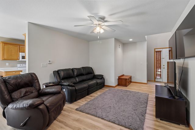 4154 100th Street 14, Urbandale, IA 50322