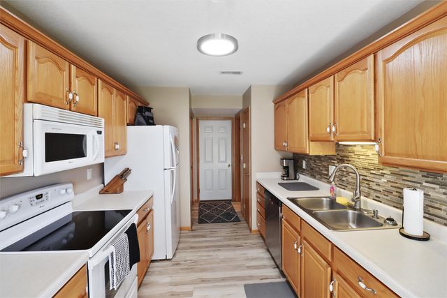4154 100th Street 14, Urbandale, IA 50322