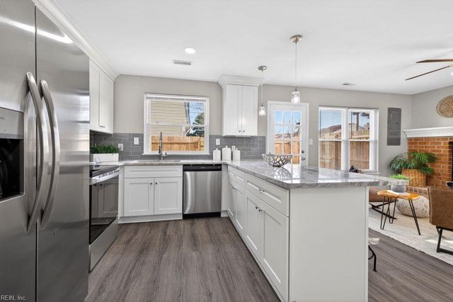 979 Smoke Tree LN, Virginia Beach, VA 23452