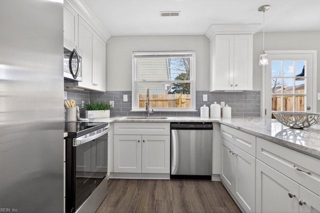 979 Smoke Tree LN, Virginia Beach, VA 23452