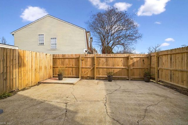 979 Smoke Tree LN, Virginia Beach, VA 23452