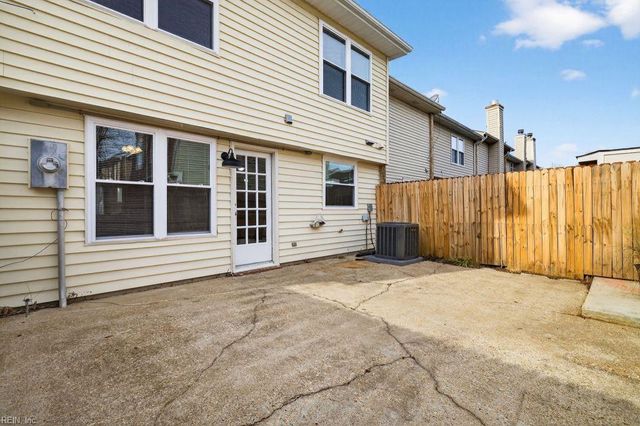 979 Smoke Tree LN, Virginia Beach, VA 23452