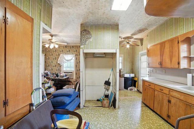 514 S Main ST, Lockhart, TX 78644