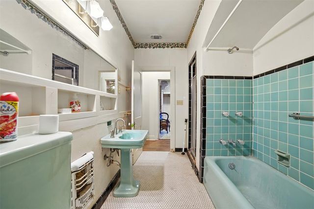 514 S Main ST, Lockhart, TX 78644