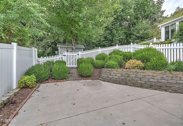 1018 Sunrise Valley Drive, Johnson City, TN 37604
