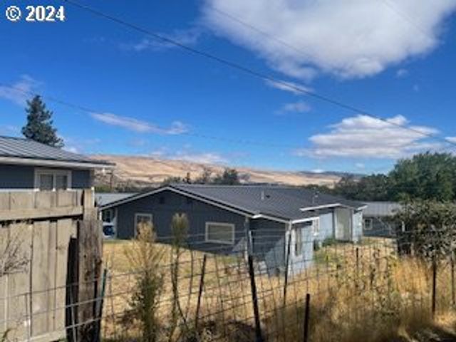 3214 W 10TH St, The Dalles, OR 97058