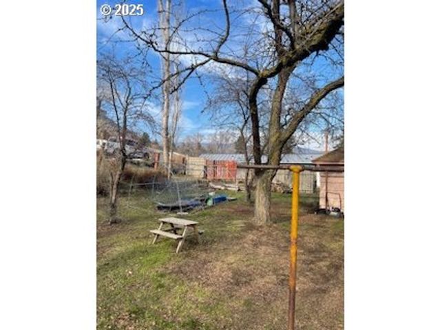 3214 W 10TH St, The Dalles, OR 97058