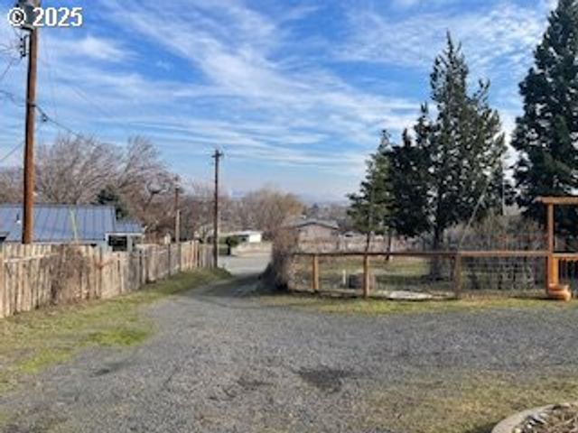 3214 W 10TH St, The Dalles, OR 97058